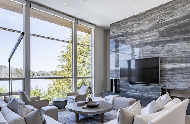 7 bed 5 bath luxury cottage in prime location on Lake Rosseau