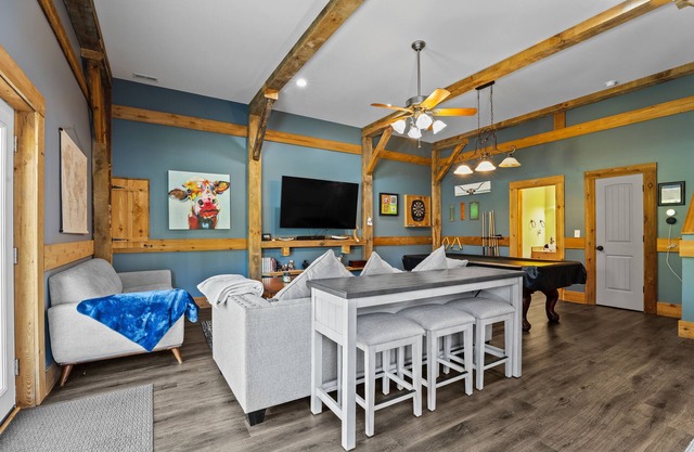 70" TV, pool table, darts, 10 minutes from Wildlife Boat Ramp + Board & Batten