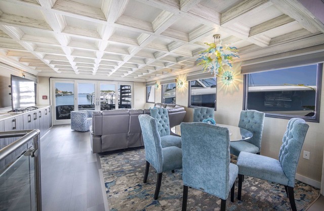 84’YACHT, DEEP SPRING DISCOUNTS,KING BEDS,MASSAGES,CHEF,KAYAKS,SUP