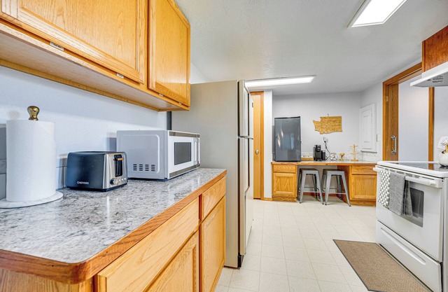 9 Mi to The Gorge: Updated Retreat w/Yard!