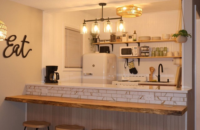 97 Junction House, Cozy duplex with fenced yard & easy I-71 access! Sleeps 8