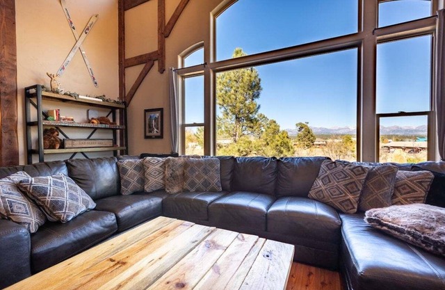 A/C, Hot Tub, Close to everything, Pet friendly!