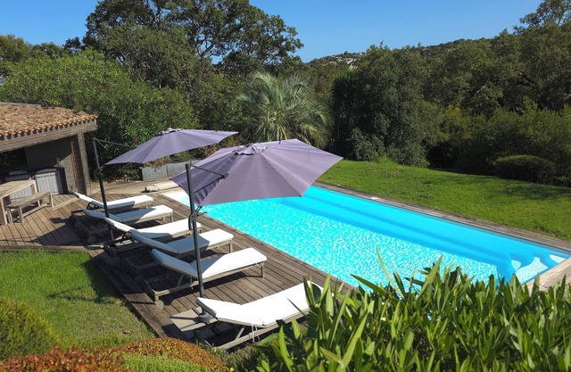 Air-conditioned villa for 10 people, heated pool, 5 minutes from the beach