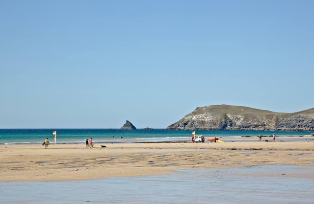 A light and spacious lodge with one double with walk in wardrobe and ensuite shower and one twin.