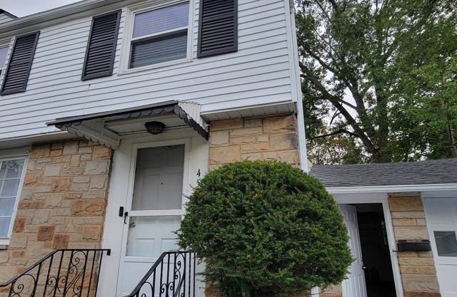 A nice and cozy house in Cle surbs. Quiet neighborhood. Permit 154.