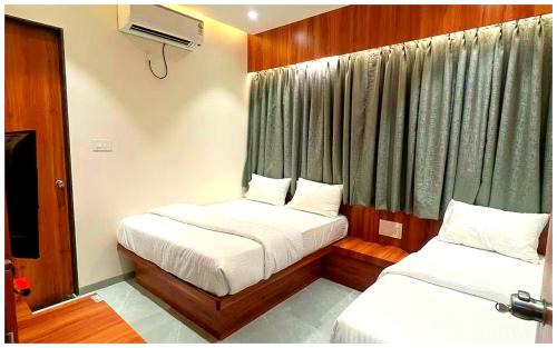 A Premium Hotel Rudraksh Palace ! near Sai baba mandir & Main places - Fully Air Conditioned Premium Family Rooms!