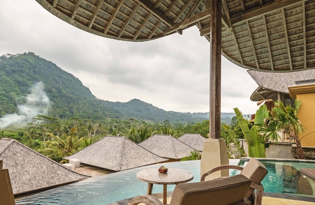 A resort that has a 360° panoramic hillside and surrounded by rice fields