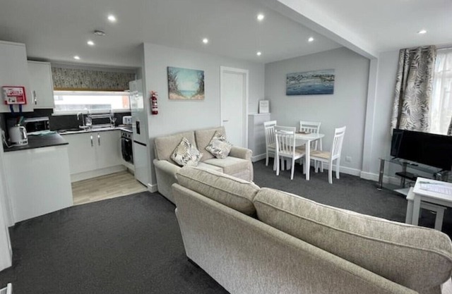 A stone's throw from the sea, two bedroom chalet on quiet park