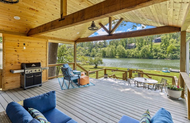 Access to lake & trails with HOT TUB!