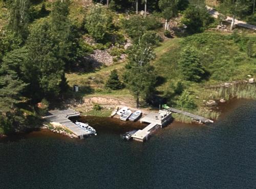 Accommodation near lake and forest including rowing boat
