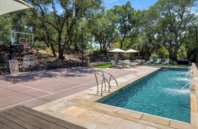 Adjacent to Healdsburg, pool hot tub, pickleball!