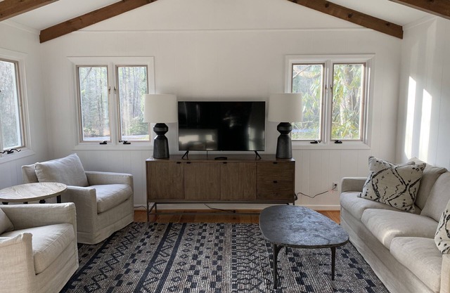 Adorable 1 Bedroom Cottage