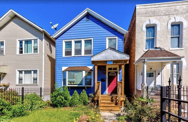 Adorable 2-bed with air hockey table