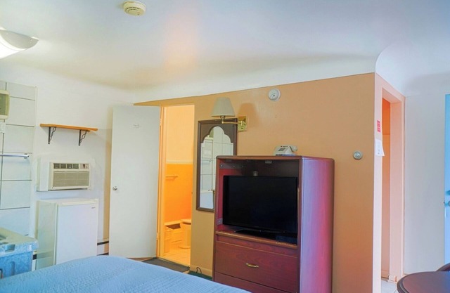 Affordable Retreat w/Private Bath – Perfect for Exploring Bay City on a Budget