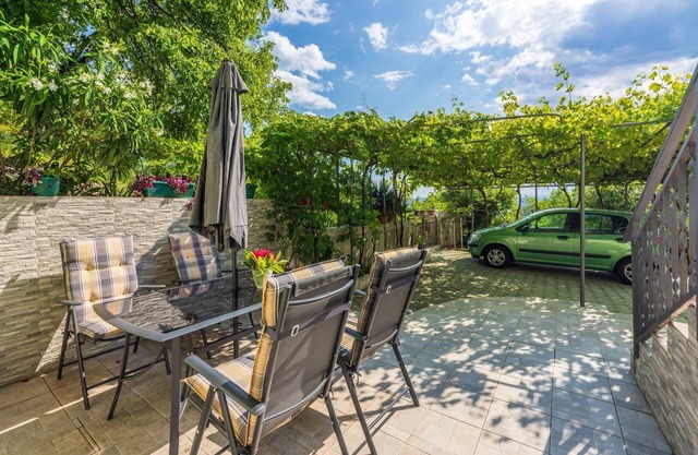 Affordable studio flat with private barbecue, private car park not far from the sea