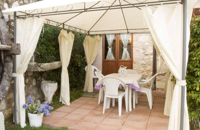 Agriturismo Apartment Catullo heated pool, Padenghe sul Garda, Italy