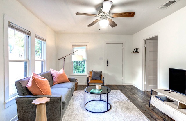 ALAMO HAUS: Quiet Neighborhood, Cozy Charm, Walk to TXST, Fenced Yard, Clean!