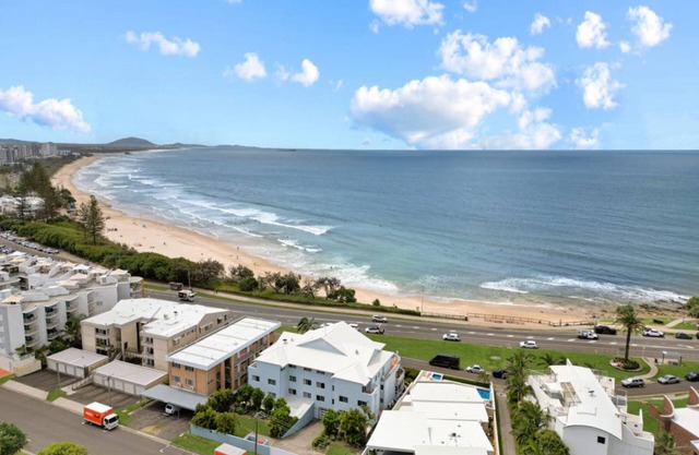 Alex Beach Apartment . Directly opposite surfing beach!