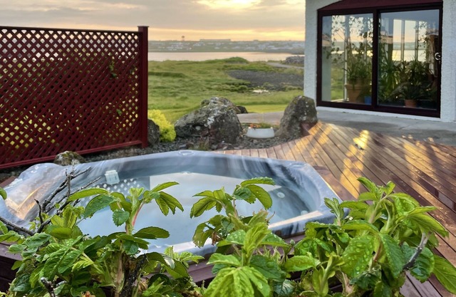 ÁLKA - Cozy Room by the Sea with Private Hot Tub n10-Min from Keflavík Airport