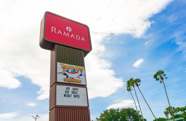 ALL BRAND-NEW Waterfront room-Heated Pool, Tiki Bar, Gym