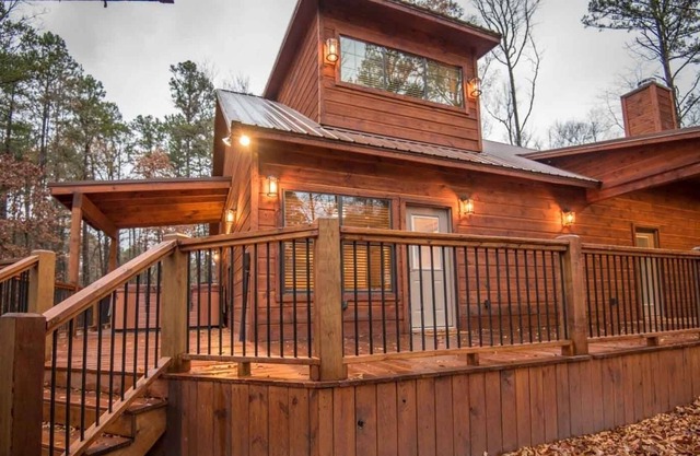 All Decked Out Cabin in the Woods With Fireplace, Bbq, and Swing Bed by Redawning