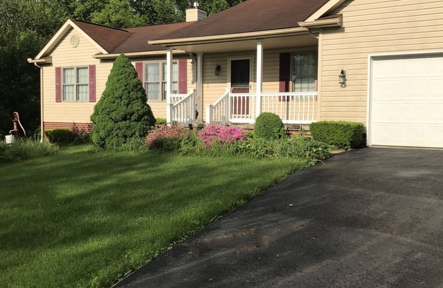 Amaryllis Guest House - Lovely 3-bedroom house in country setting - WiFi and AC