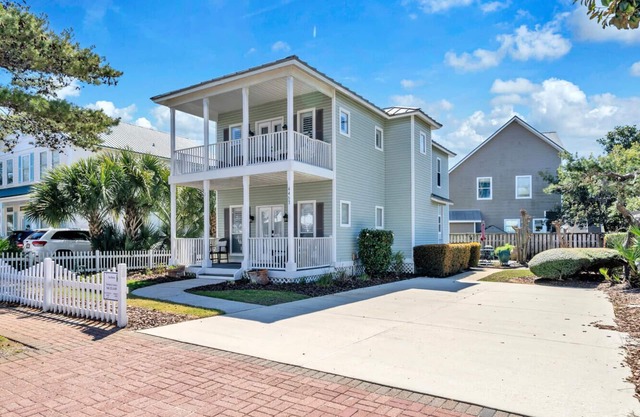 Amazing Beach House~Prime Location! Steps to Beach & Pool~Outdoor Living Space