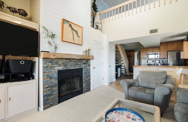 AMAZING LOCATION! Condo in Heart of Downtown-Walk to Restaurants, Shops & Beach