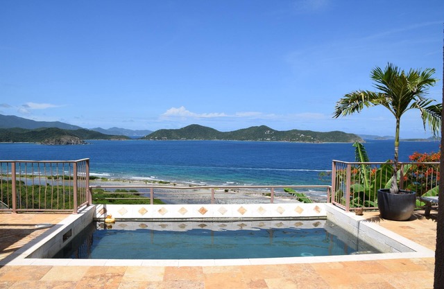 Amazing view, private pool, hear the ocean!