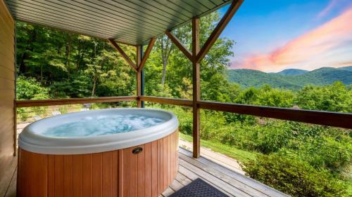 Among the Clouds by AvantStay Views Hot Tub