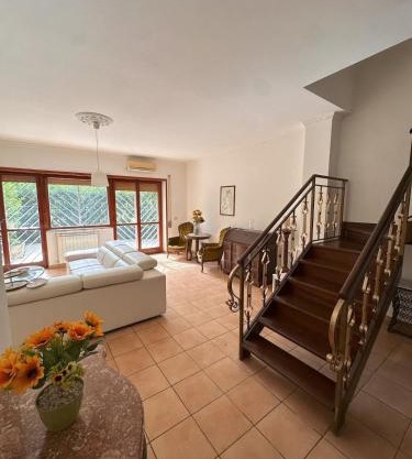 Ampio appartamento su due piani immerso nel verde