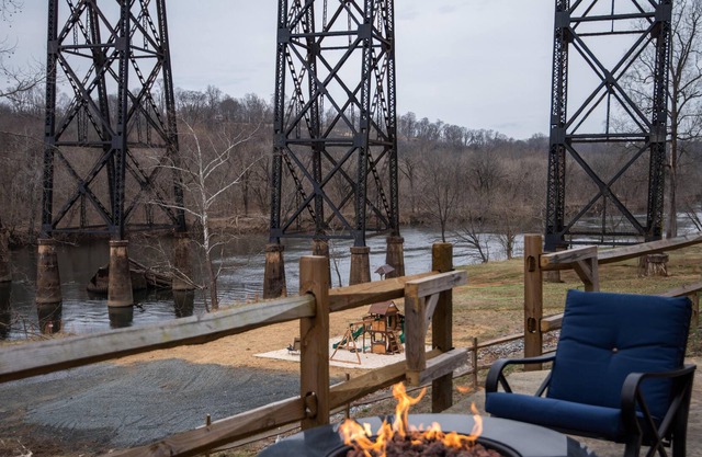 An entire resort to yourself! Riverfront home 5 mins. from Historic Lynchburg.
