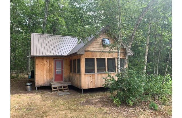 An off-grid comfy cabin in a quiet corner of a midcoast organic farm
