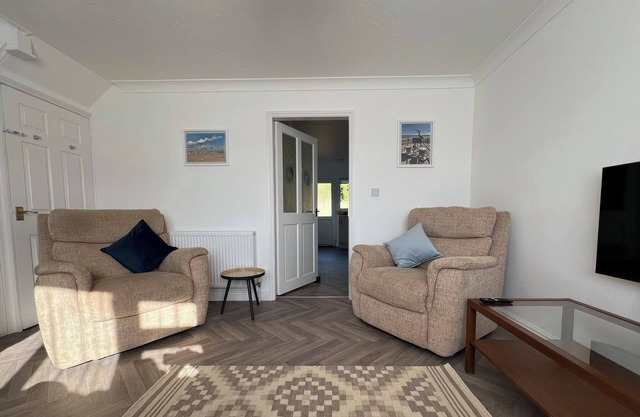 Annie's Hideaway - Coastal Holiday let. Hosts up to 4 guests. 2 bedrooms.