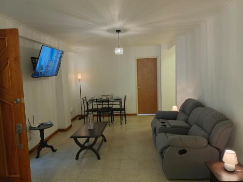 Apartamento Renovado en el Centro de Caracas Cerca de Todo