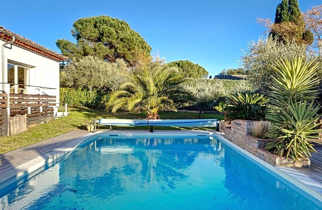 Apartment for 4 people with garden and pool, located in the heart of the Massif des Maures