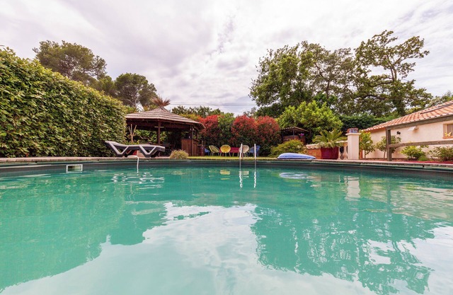 Apartment in a villa Pleine Nature with shared pool, Wi-Fi and air conditioning