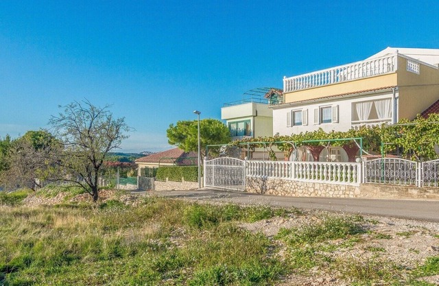 Apartment Ivić A2 near the sea