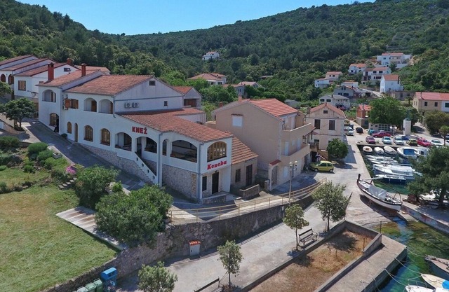 Apartment Knež with its unique island location will make your stay relaxed