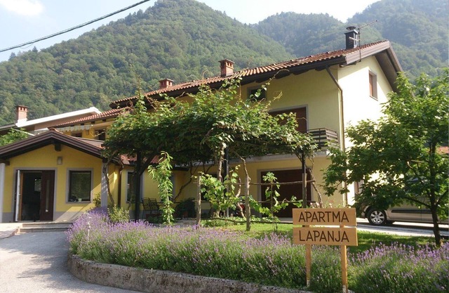 Apartment Lapanja 2 with a communal garden