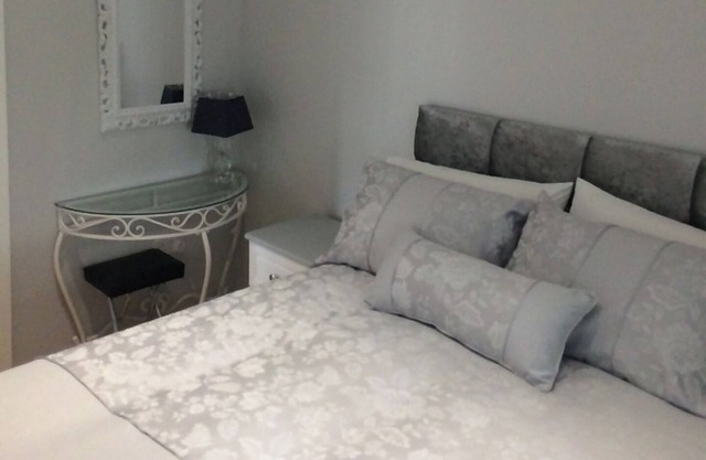 Apartment - Sleeps 2 - Wood Fire - Parking