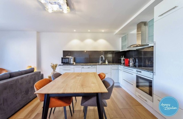 Apartment with 180° Lake & Mountain Views