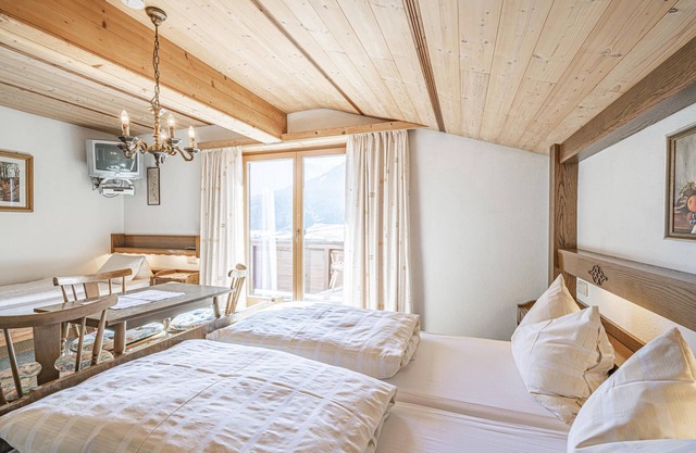 Apartment with ski storage room and balcony