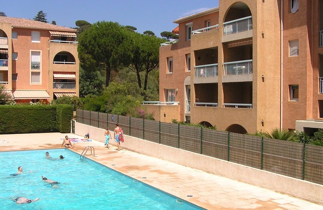 Apartment with pool for 5 persons in a safe Provencal residence