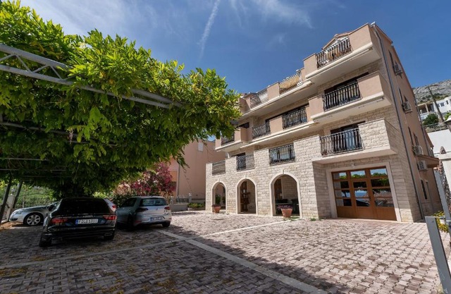 Apartments and rooms with parking space Duce, Omis - 10303