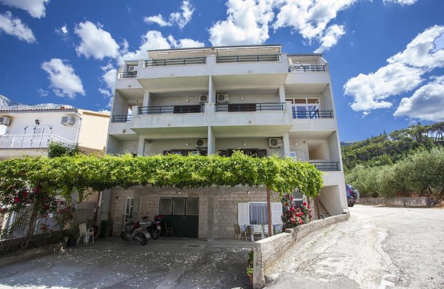 Apartments by the sea Tucepi, Makarska - 11486