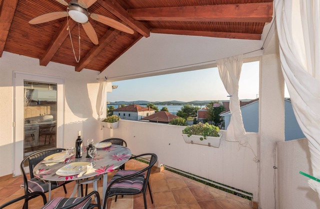 Apartments Josip (27001-A4) - Turanj