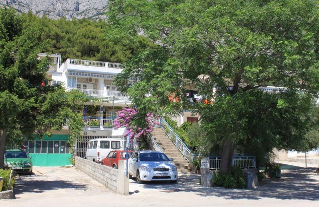 Apartments with a parking space Tucepi, Makarska - 6857