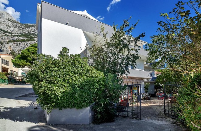 Apartments with parking space Makarska - 6909