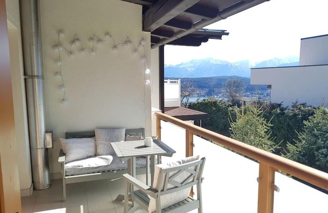 Appartment BERGE byTILLY - in den Hügeln über Velden - idyllische Waldrandlage - überdachter Balkon mit Blick in den Garten - 3 Autominuten ins Zentrum und zum Wörthersee - Carport - Waschmaschine & Trockner - WLAN - Smart TV